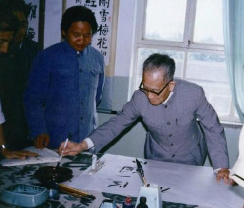 他是河北军区原政委49岁任中央委员后官至副国级女儿是军医