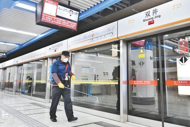 北京：地铁封站后，一线员工更忙了，车站重点部位每小时消毒一次