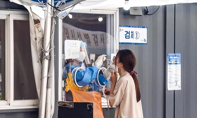 "超强新冠毒株"突袭,韩国发现的6名感染者中,有5人已完成3针新冠疫苗