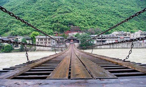 红军消灭了大渡河对岸的敌军,但是河水湍急,想架桥根本不可能,过河的