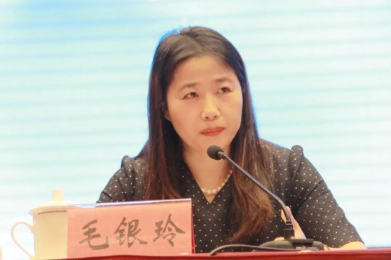 南京市侨联党组书记毛银玲对贯彻落实华静讲话精神提出了具体意见.