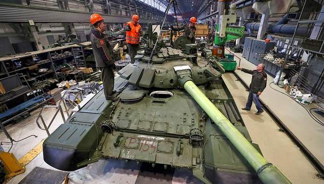 美国制裁令俄军“缺芯”，坦克挪用冰箱芯片？不如将目光投向东方