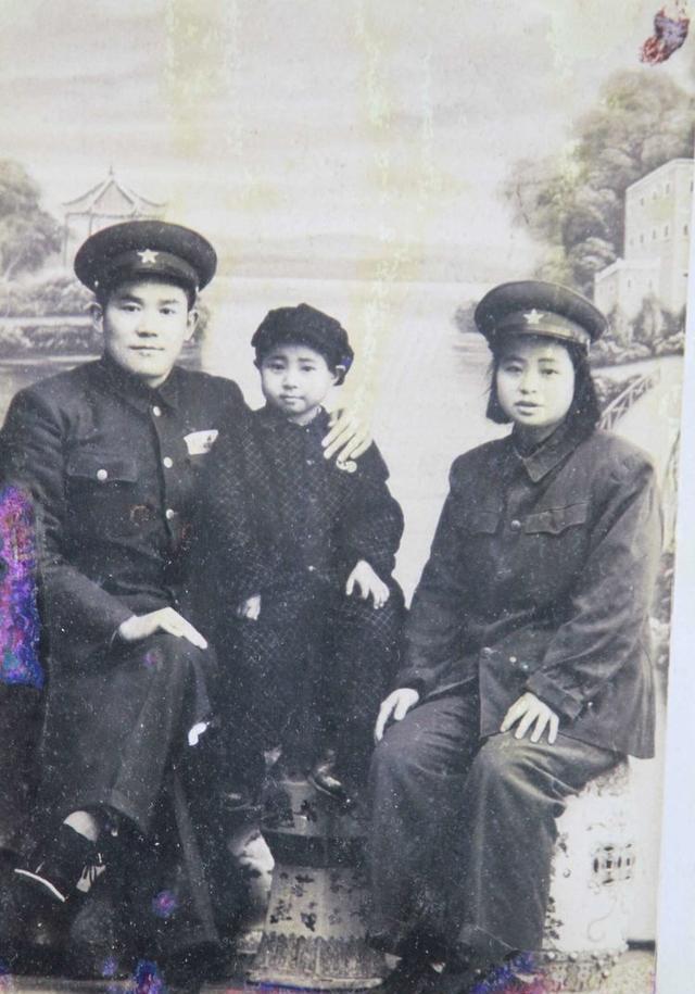 员,浮梁军分区司令员,上饶军分区司令员等职务,1955年被授予少将军衔