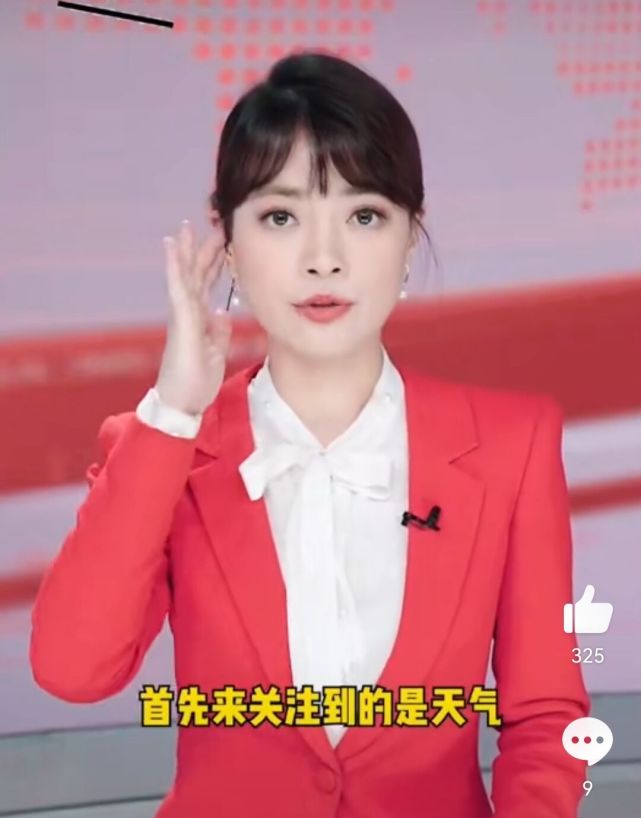 潘蓉来到了节目《三个少年》的现场,网友们才惊呼,不愧是专业主持人