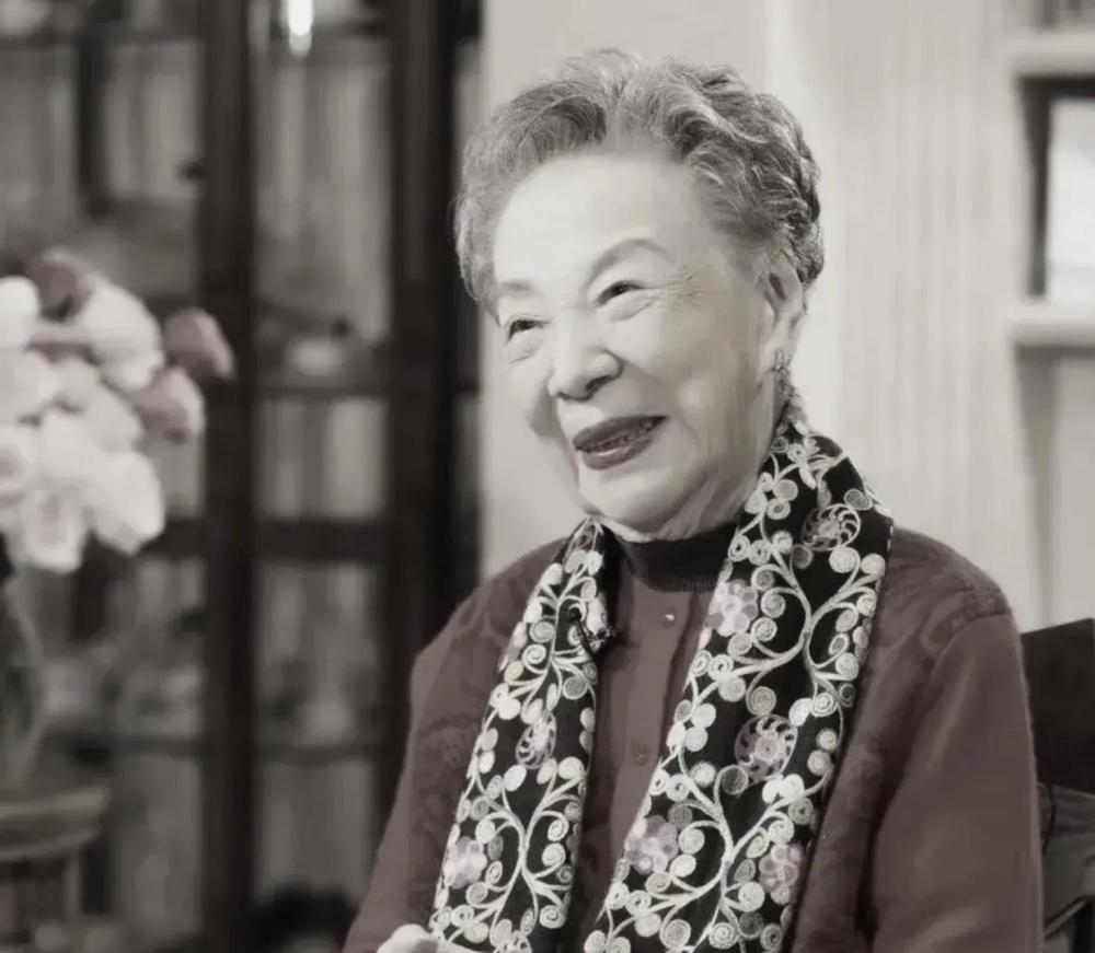 李蔷华生于1939年,9岁那年,其和姐妹李薇华一起在成都拜醉丽君为师傅