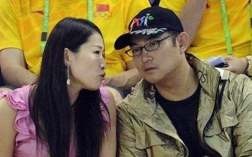 40岁鲍春来还未结婚绯闻女友生2娃成阔太2个人的人生反差大