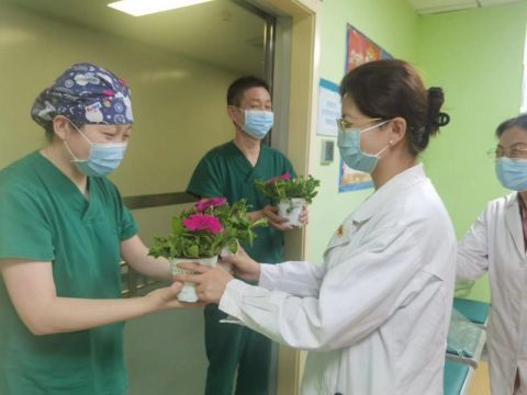 丰台创森宣传进医院近万盆鲜花赠予医护人员自己有货源怎么找主播卖
