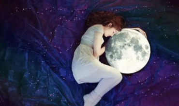 梦境的迷雾，解析晚上做梦梦到妈妈死了后来又是假的的心理奥秘