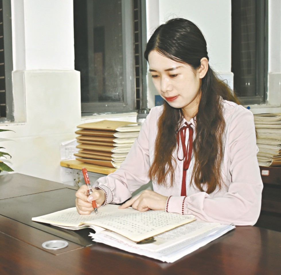 藏龙小学六年级语文教师胡晓梅.