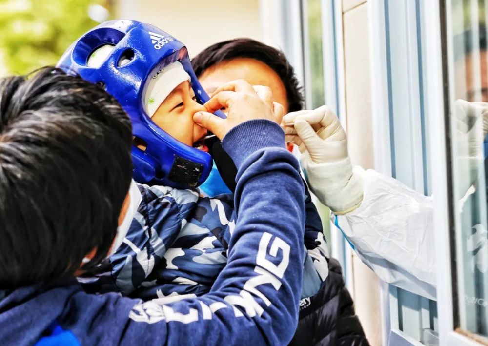 在海淀区甘家口街道的顺丰速运营业点,28岁的宋文超加入了志愿服务