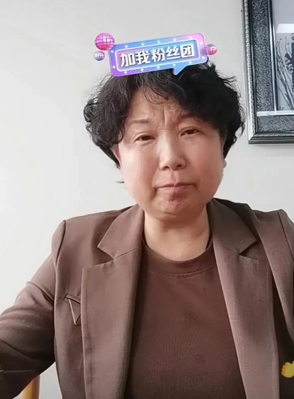 杜新枝直播卖惨,称自己不懂网络,被旧照打脸,最后