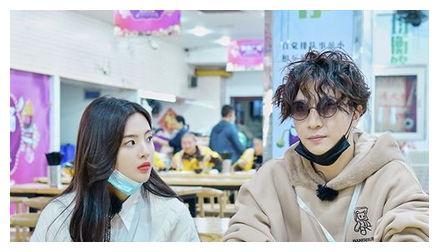 "锦鲤女孩"杨超越:口出狂言逼疯薛之谦,为腾讯哭出百亿流量