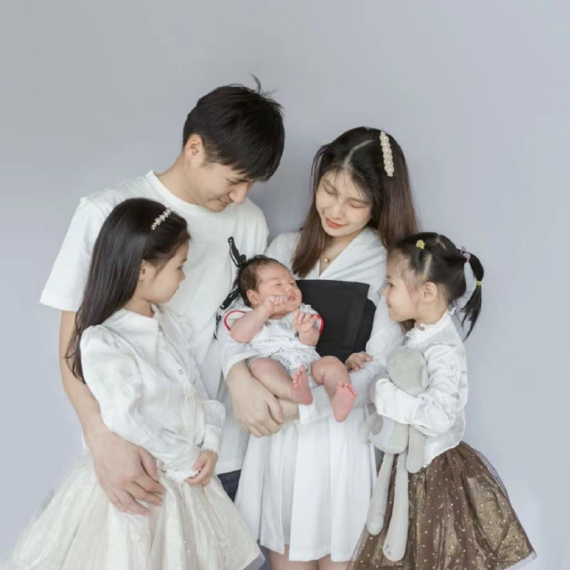 前江苏球员周云讨薪,娇妻抱娃声援,30岁生3孩容貌姣好长腿抢镜