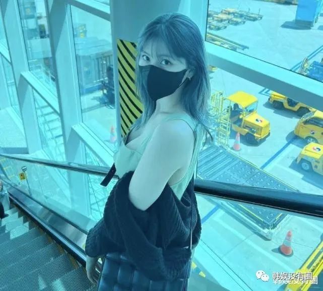 太欲了吧twicemomo晒机场私照大秀傲人身材