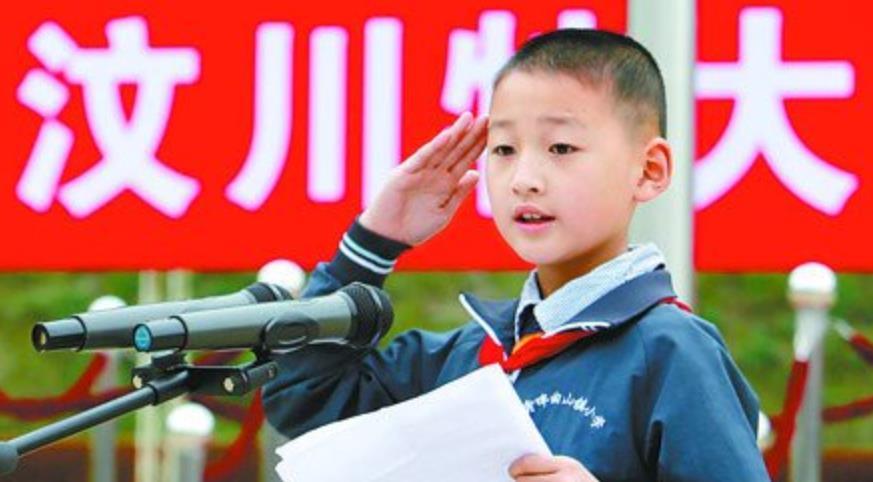 13年过去了,汶川地震中给解放军"敬礼"的3岁郎铮,现状如何?_腾讯新闻