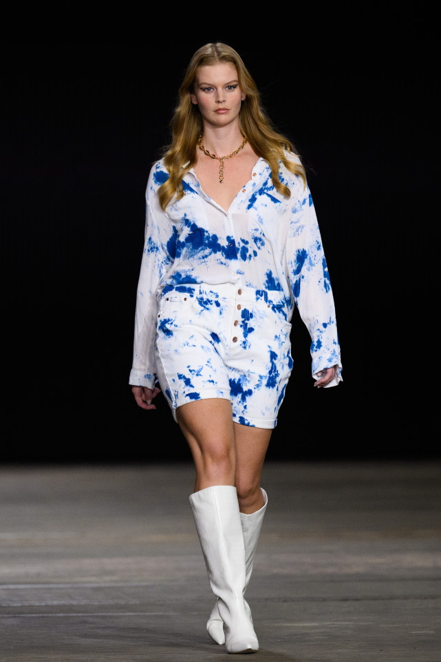 5月12日,模特在澳大利亚悉尼举行的澳大利亚时装周the curve edit时装