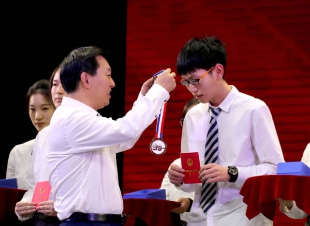逐梦十八载 一起向未来|重庆一中举行高三学子成人礼
