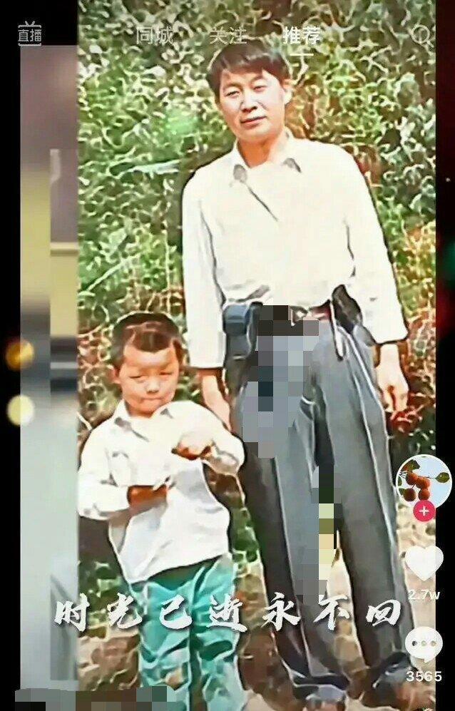 年轻时郭父白衬衫外扎腰,腰跨手机长裤笔挺和郭威同框,网友:郭威衣服