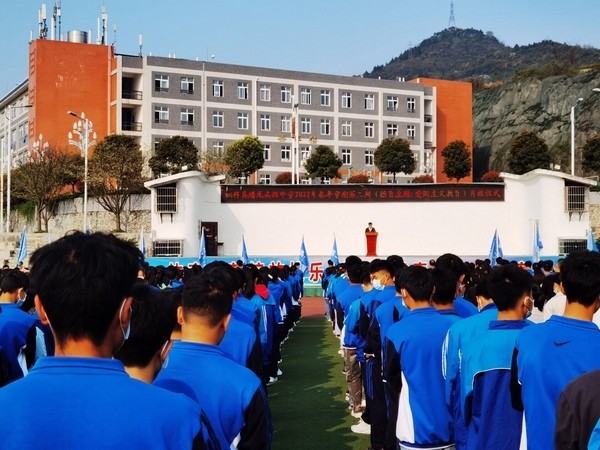 在桐梓县蟠龙高级中学的升旗仪式上,师德标兵丁昌金老师也在为孩子们