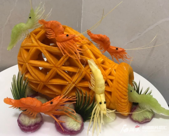 学艺之初,老师教汪兴军用胡萝卜,绿萝卜雕斑节虾,用白萝卜雕珊瑚,用