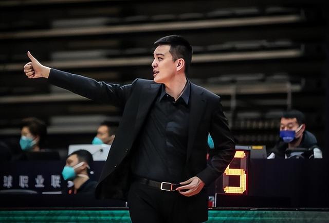 最主要的问题就出现在他的长相,杨鸣是一位非常帅气的男性,浓眉大眼