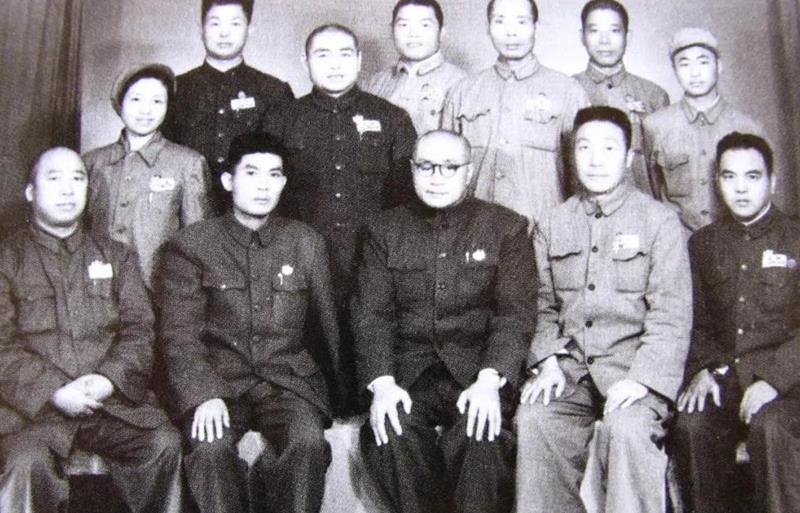 九一三事件后他接替吴法宪成为空军司令员1977年却被隔离审查