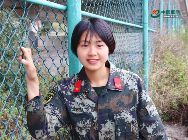 女兵甜美的微笑.张杰 摄女兵进行排球训练,露出满意微笑.