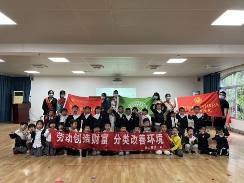 在傳初幼兒園,省環保志願者協會志願者吳啟發向學生講解垃圾分類