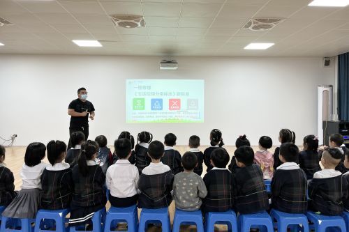 在傳初幼兒園,省環保志願者協會志願者吳啟發向學生講解垃圾分類