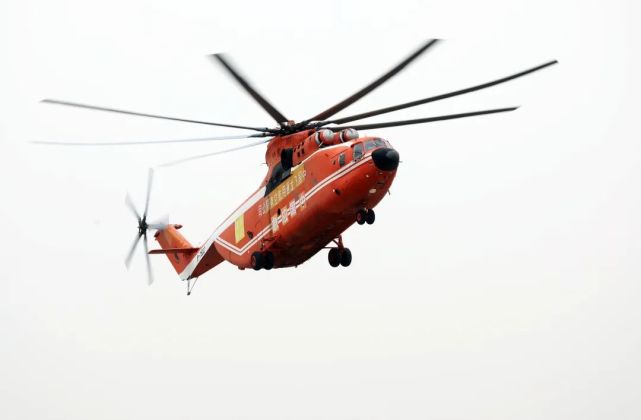 现场直击应急使命·2022:米-26直升机从祁连雪山上空飞过现场投送力量