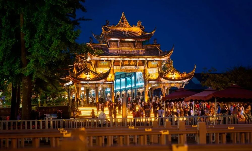 夜幕下的都江堰藏着许多你未曾走近的魅力