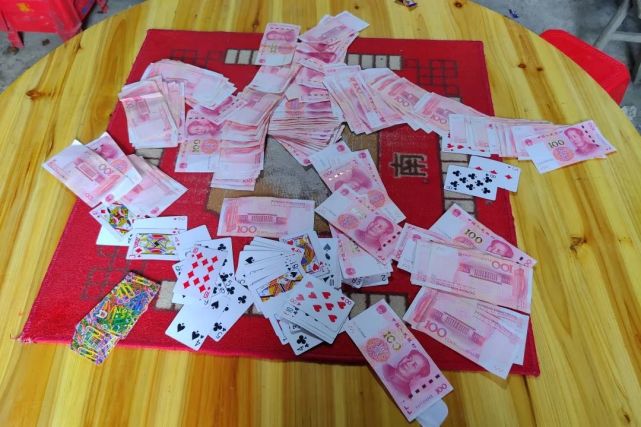 据民警介绍,唐某武借用农村房屋,在村民家中开设赌场,以扑克牌赌"三公