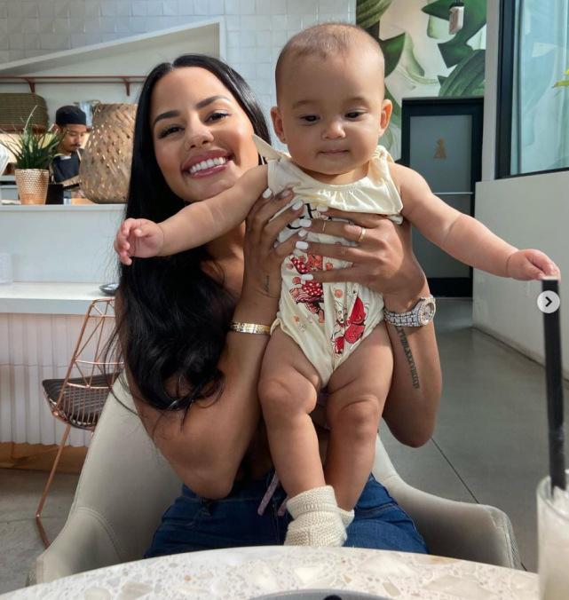 希罗女友晒美照庆祝热火晋级曾是库兹马前女友已为希罗生女儿