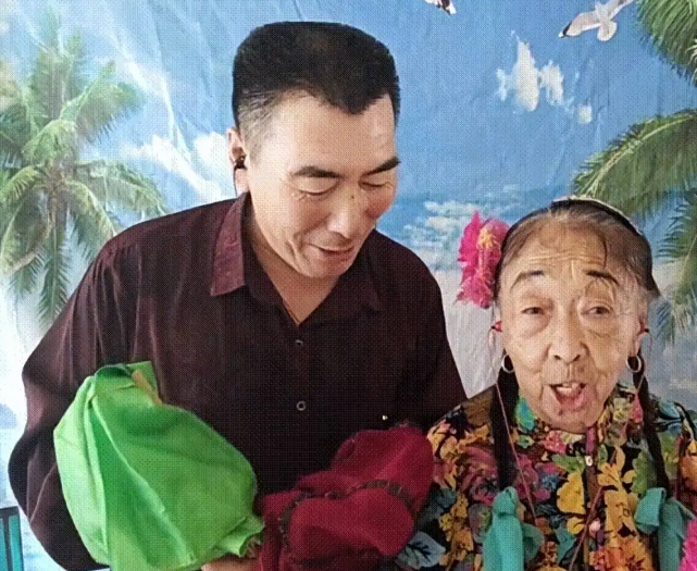 李玉成牵马玉琴远离河岸,拍成视频秀恩爱,拍完后就松手