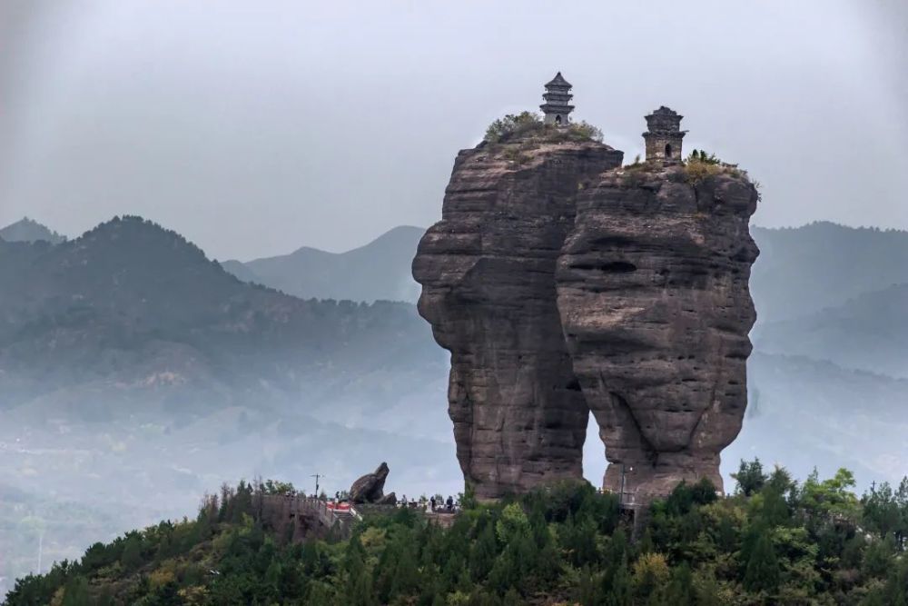 河北承德市的"双塔山""棒槌峰""元宝山"就是著名的拟物造型地