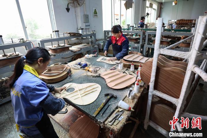 贵州正安吉他生产忙