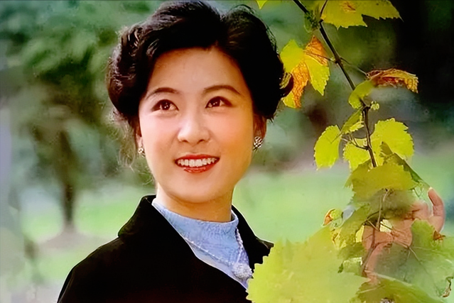 王馥荔一见钟情,王群日久生情,两人携手数年恩爱如初_腾讯新闻