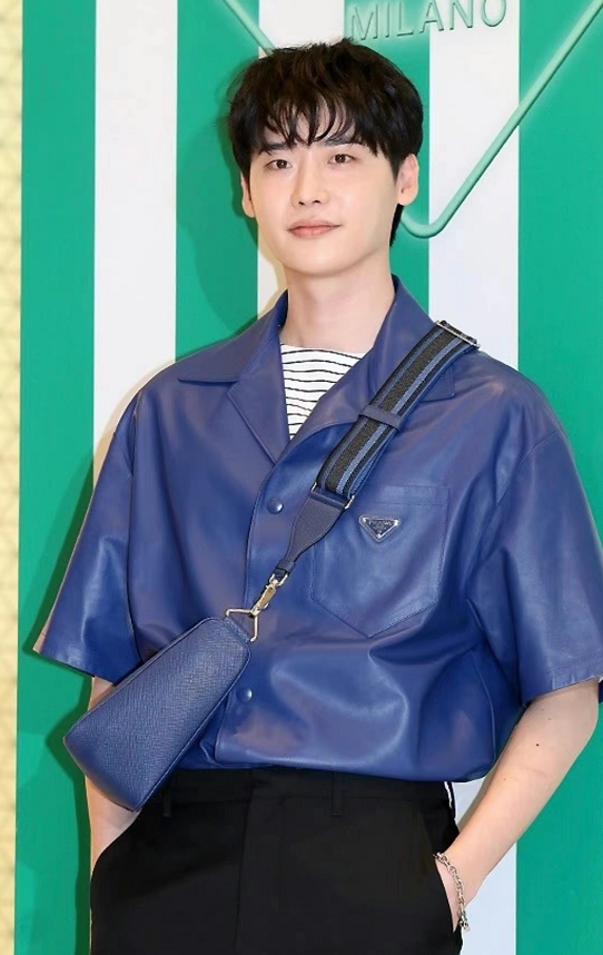 李钟硕高调亮相活动大变样!