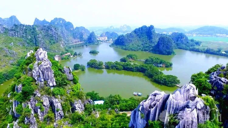 陸川縣龍珠湖景區陸川縣龍珠湖是一個山,湖,洞,寨連成一體的風景區