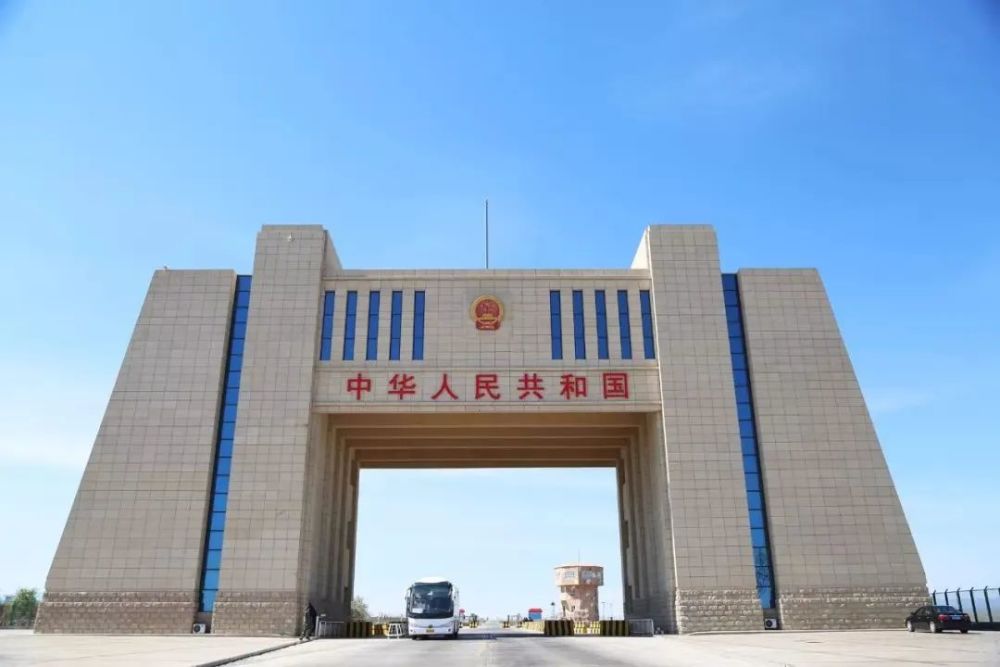 阿拉山口国门彩城景区地址:博乐市商业步行街.