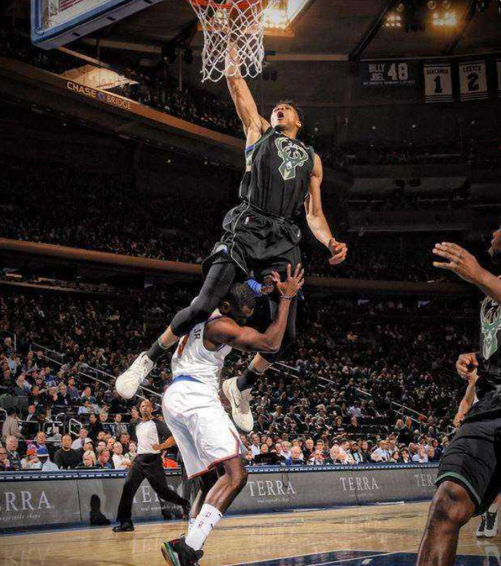 字母哥的身体天赋多恐怖跟腱34厘米历史最长赛场完成跃人暴扣