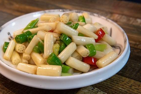 家常小炒酸辣藕尖的做法:藕尖特别的鲜嫩,咱们买回家炒炒吃就很不错