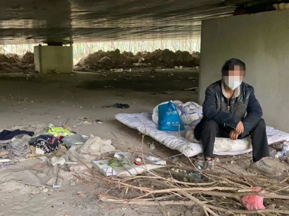 在s26附近的一桥洞下发现一流浪汉