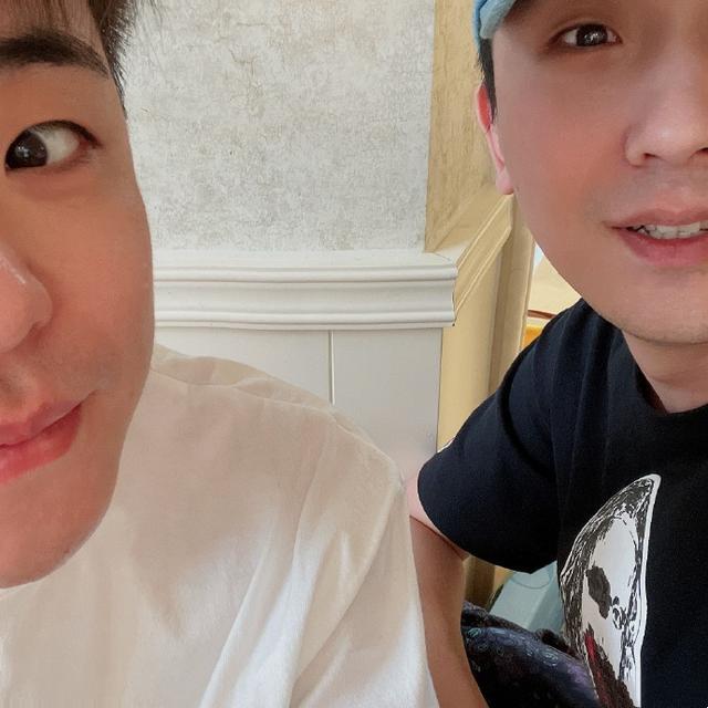德云社张云雷晒合影照与尚九熙同框出镜粉丝你俩去逛街了吗