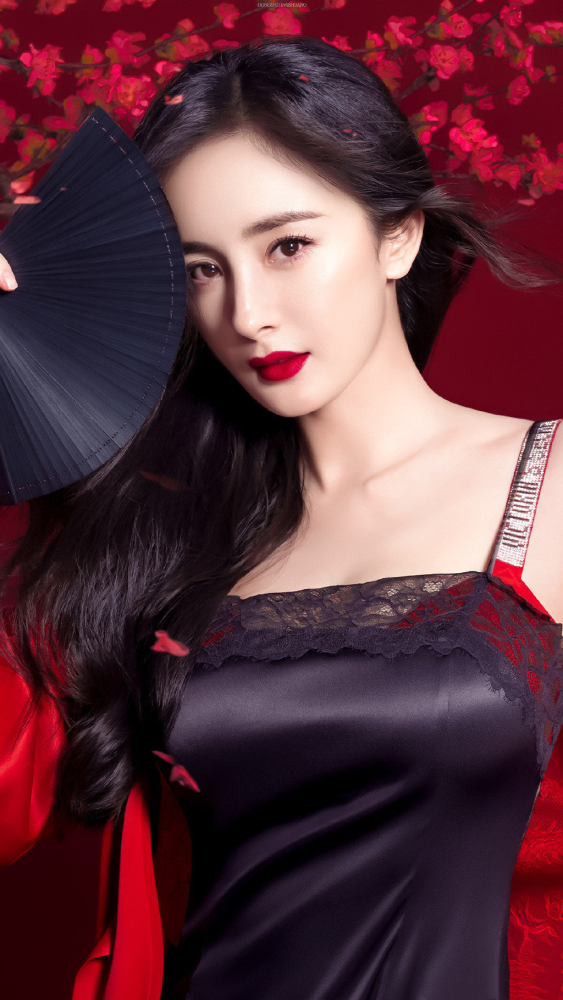 不愧是时尚女王!杨幂穿魅惑内衣美出新高度,尽显性感撩人