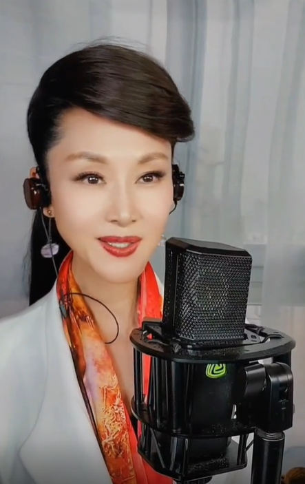 57岁于文华跳减肥操身材纤瘦肩膀显单薄裤子太长拖到地上