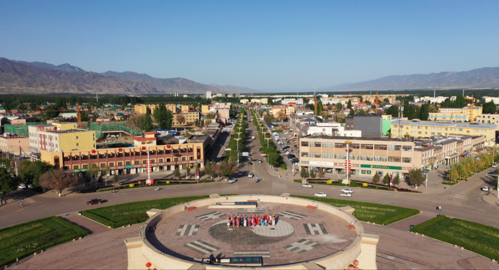 特克斯县小学生八卦城地标前高唱《我们是共产主义接班人》