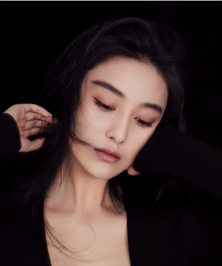 张馨予:情路坎坷,被李晨分手后嫁给何捷,如今是"最美军嫂"_腾讯新闻