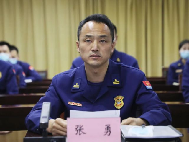 姜宝东政委主持会议程松支队长做总结发言