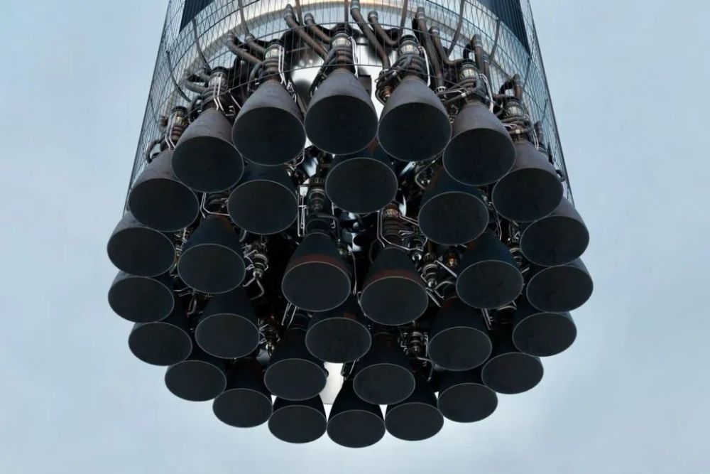 带着一个巨大无比的喷口,将直径23米,高度150米,重量18000吨的火箭,推